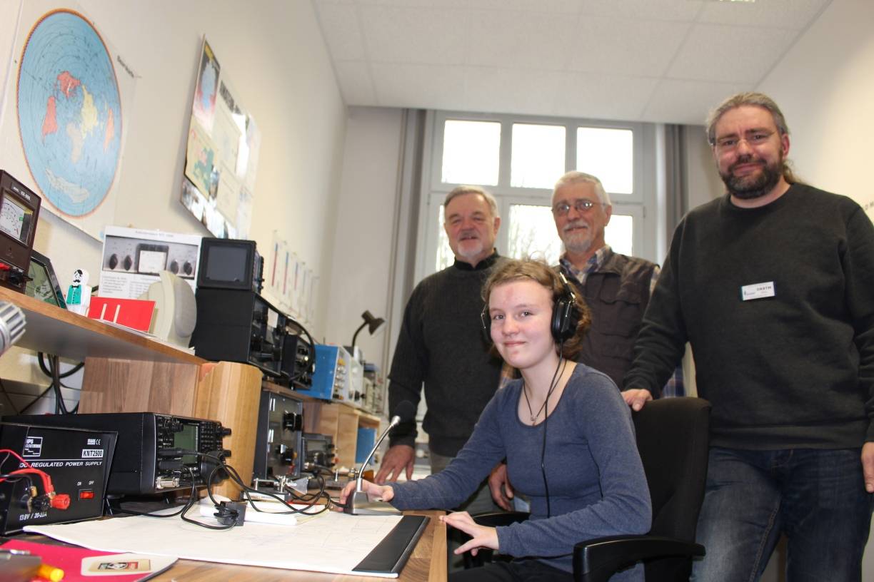  Sophia (14) hat große Freude am Funken. Die Amateurfunker (v.l.) Rolf Kühn (Vorsitzender des Ortsverbandes), Walter Lubitz (Pressewart) und Stefan Kehrer teilen diese Leidenschaft. Sie treffen sich regelmäßig in den gut ausgestatteten Clubräumen in der Musikschule. 