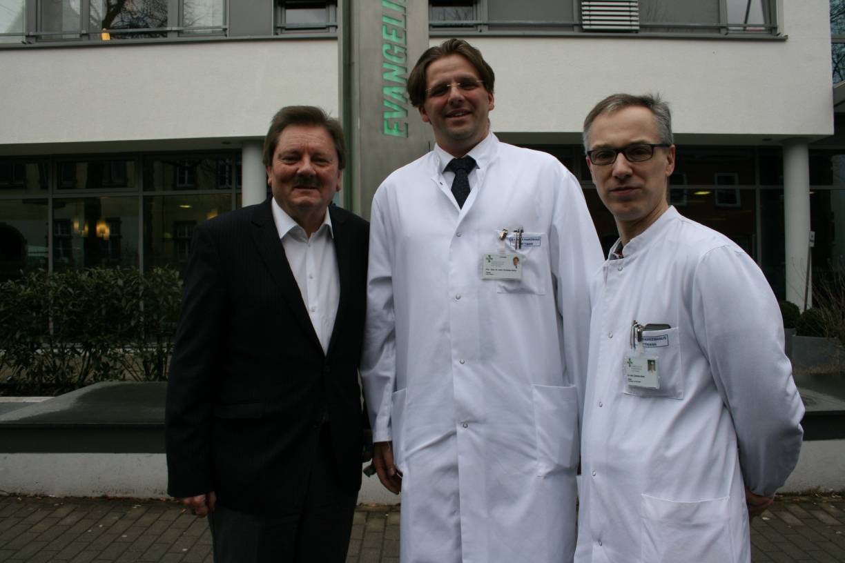  Klinikleiter Bernd Huckels und die Chefärzte Dr. Clemens Stock und Dr. Christian Berg sind stolz darauf, dass das EVK bald ein "Lehrkrankenhaus" ist. 