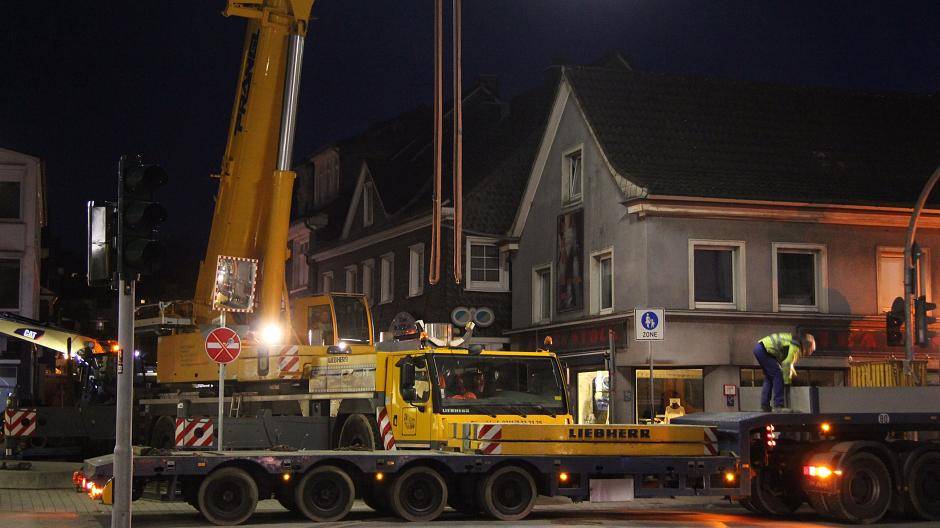 Schwertransporter und Autokran in der Fußgängerzone