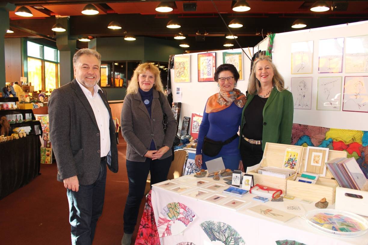 Bürgermeister Thomas Dinkelmann und Ehefrau Monika eröffneten den zweiten Weihnachtlichen Kunsthandwerkermarkt. Die Künstlerin Ursula Baur war zum ersten Mal dabei und freut sich über die tolle Organisation von Lydia König (Stadthallenverwaltung). 