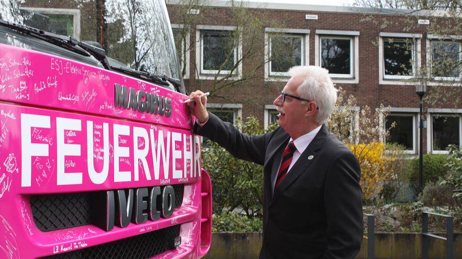 Landrat Thomas Hendele unterschreibt für einen guten Zweck auf der „Pink...