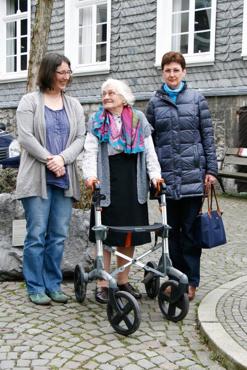  Suchen gemeinsam Frischluftbegleiter (v.l.): Britta Franke, Koordinatorin Caritas-Freiwilligenzentrale, Margarete Abel, passionierte Spaziergängerin und Rosel Kohns, aktive Frischluftbegleiterin. 