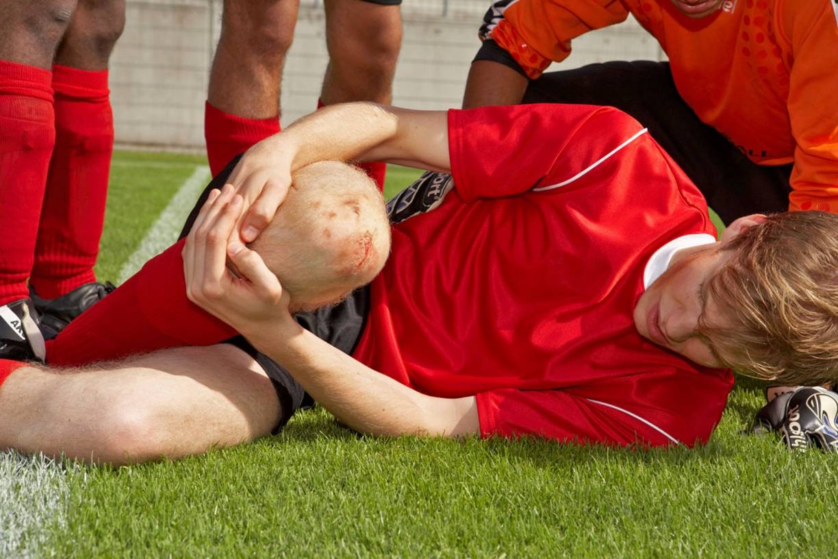  Gerade bei schnellen Ballsportarten wie Fußball kann es zu starken Drehbelastungen kommen, die den Meniskus schädigen. 