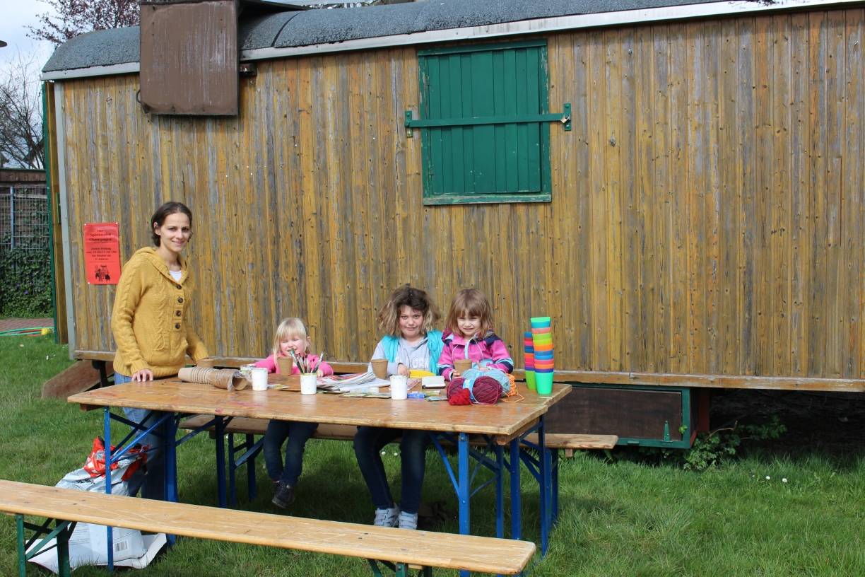  Seraphine Börgel, Mitarbeiterin des Jugendamtes Mettmann, bastelt gemeinsam mit den Kindern bunte Saattöpfchen für die Spielwiese in der Champagne. 
