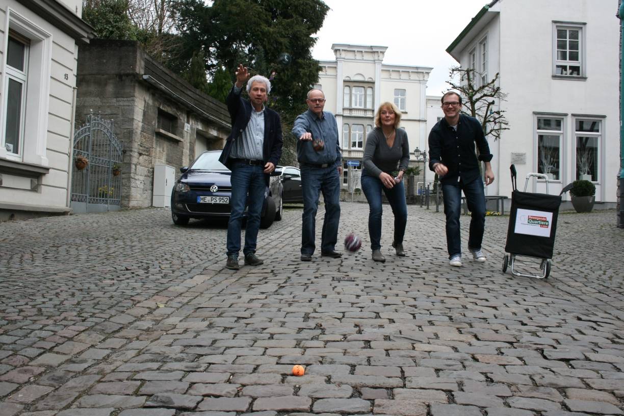  Hans Duncker, Margret Sonnichsen, Robert Güde und Simon Tsotsalas spielen Cross-Boccia. 