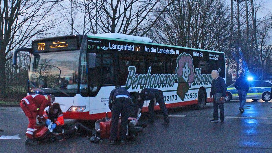 Roller prallt gegen Linienbus