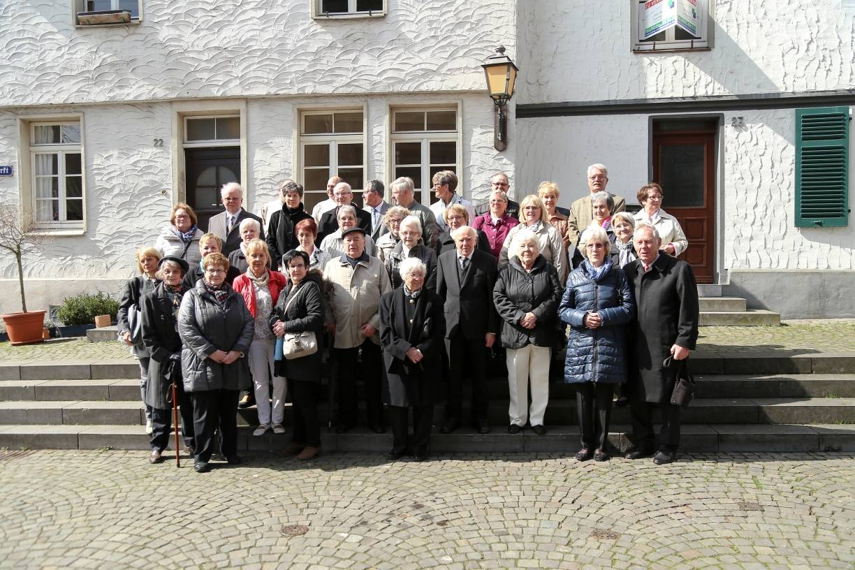  Die Jubilare versammelten sich nach dem Gottesdienst auf dem Marktplatz. 
