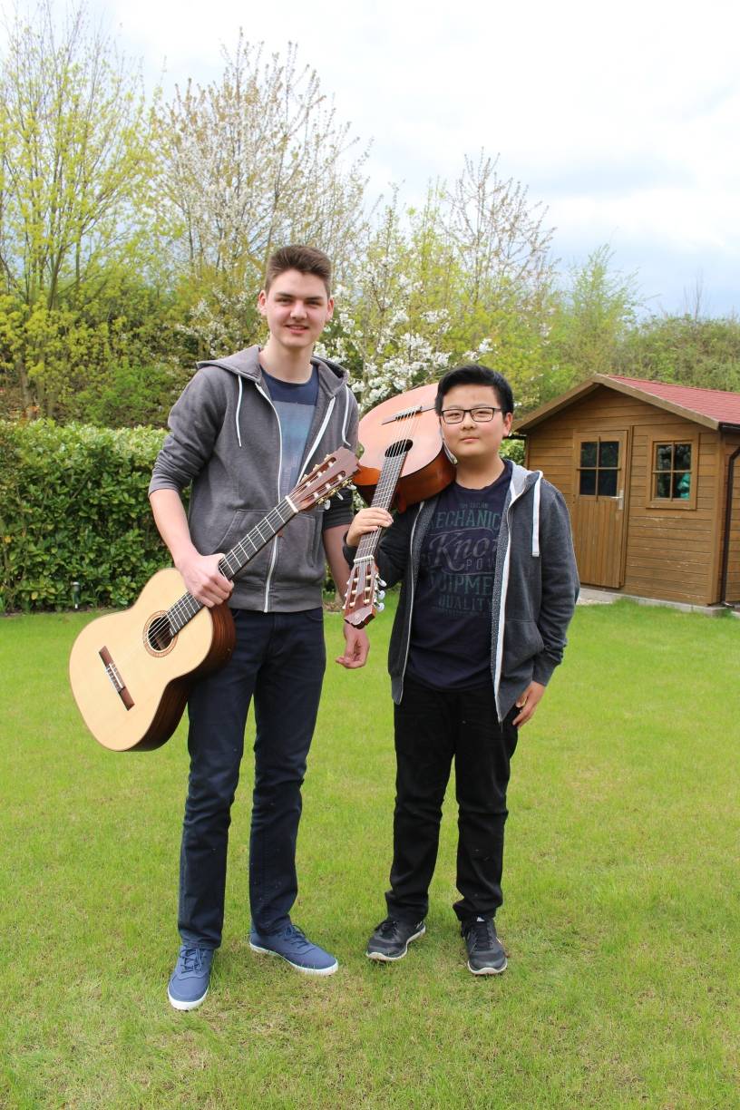  In der Freizeit üben die beiden Schüler Tom Hildebrandt und Harry Zheng gemeinsam ihre Gitarrenduetts.  