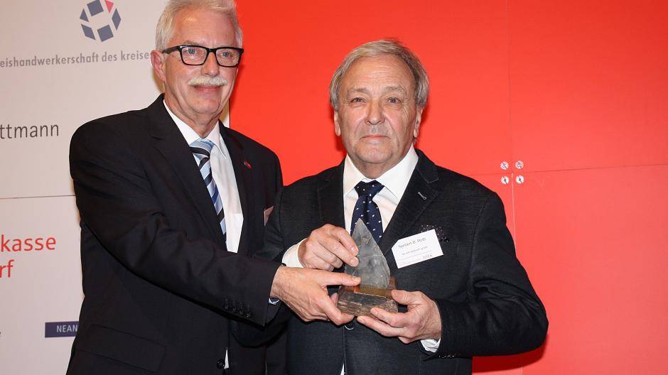 Landrat Thomas Hendele übergibt den Neanderpreis für ein unternehmerisches Lebenswerk...