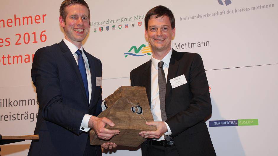 Laudator Bürgermeister Christoph Schultz überreicht den vom Mettmanner Künstler Felix...