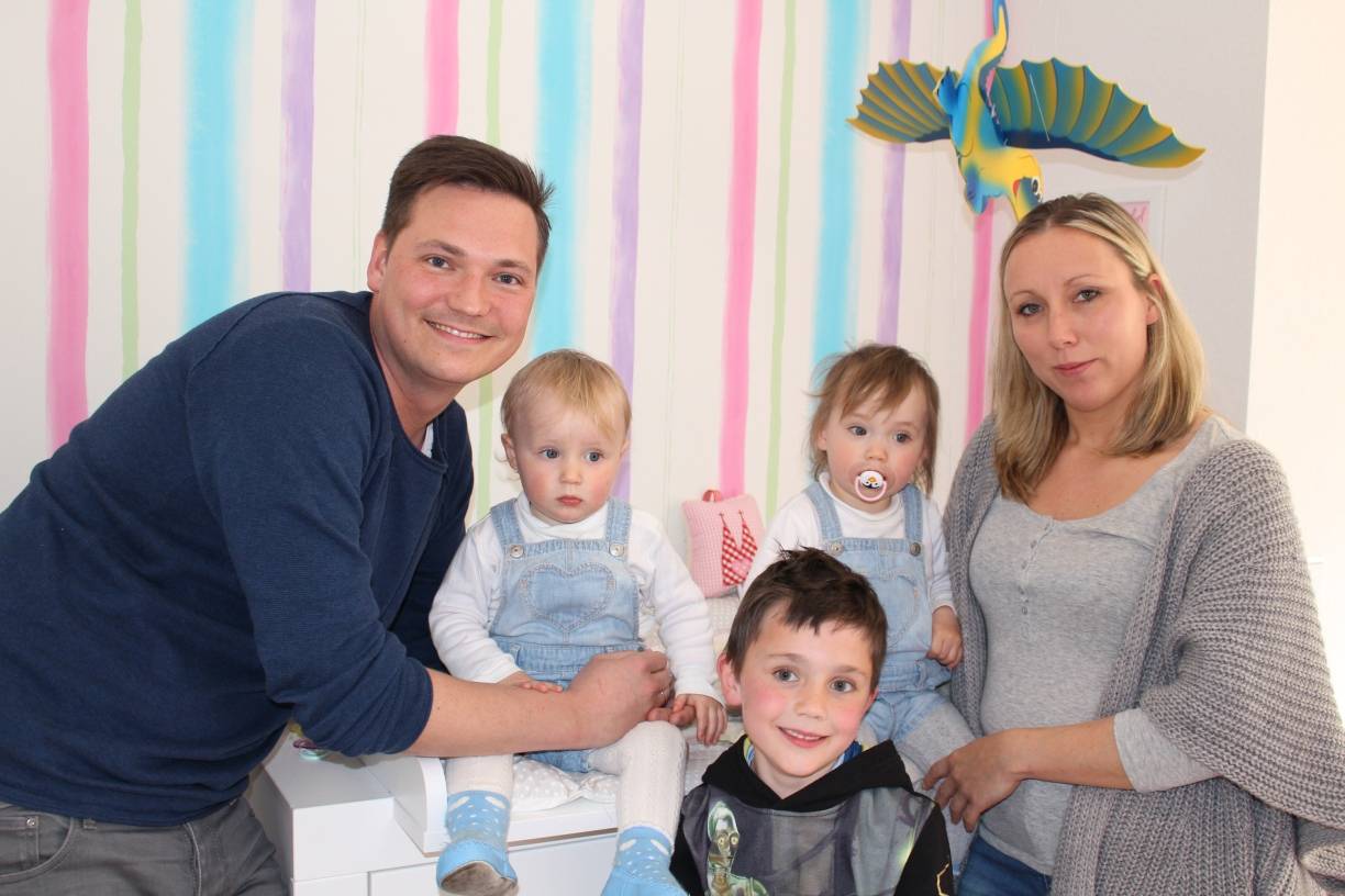  Vater Sven und Mutter Elena Adolphs mit den Zwilligsmädchen Samira und Sina sowie Sohn Elias. 