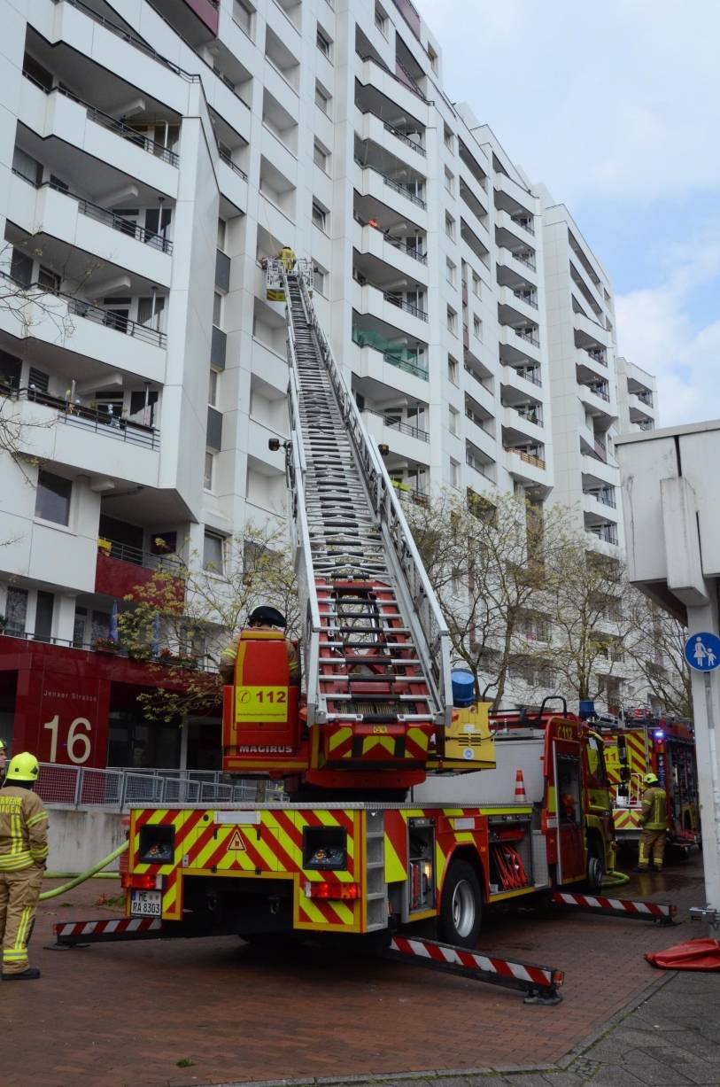  Das Feuer brach im siebten Obergeschoss aus. Die Feuerwehr verschaffte sich von außen Zugang über die Drehleiter. 