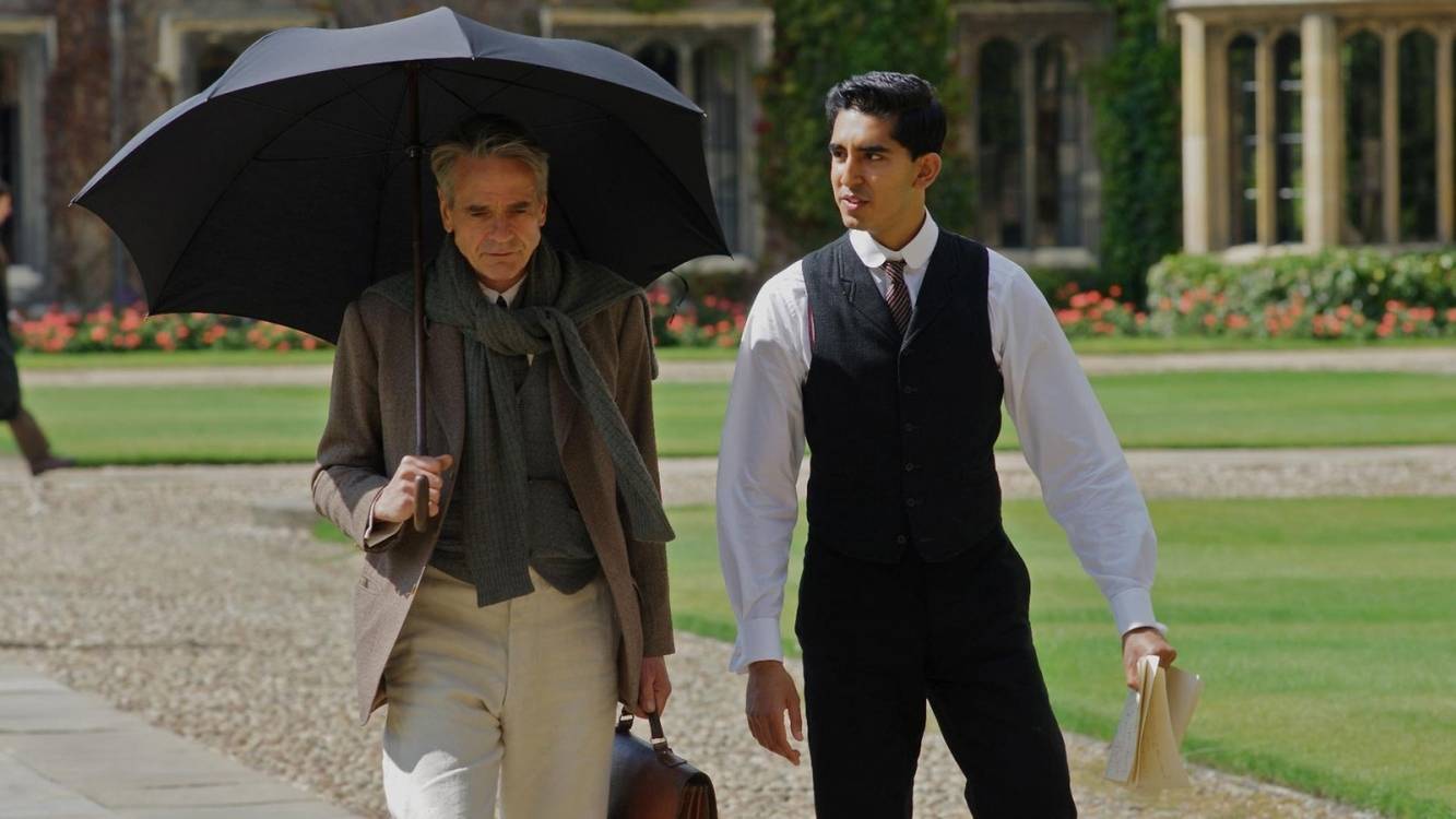  Dev Patel und Jeremy Irons. 