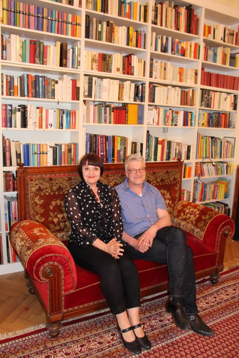  Constanze Backs und Bodo Herlyn im Kaminfoyer der künftigen Kulturvilla. 