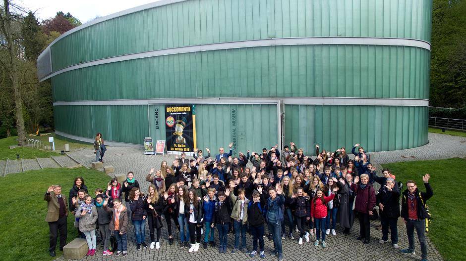 Präsident der NRW-Stiftung mit Schulklassen im Neanderthal Museum