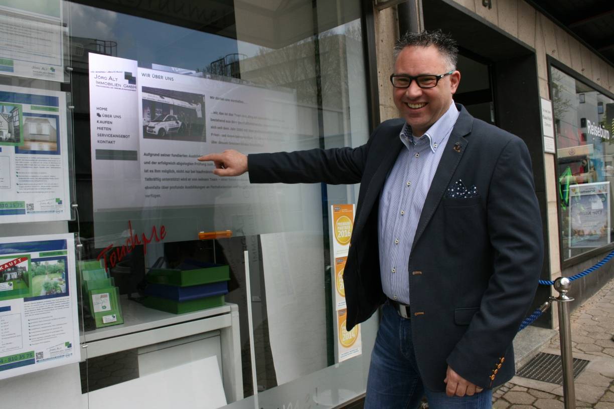  Jörg Alt präsentiert seine Touchscreenfolie im Schaufenster seines Immobilienbüros. 