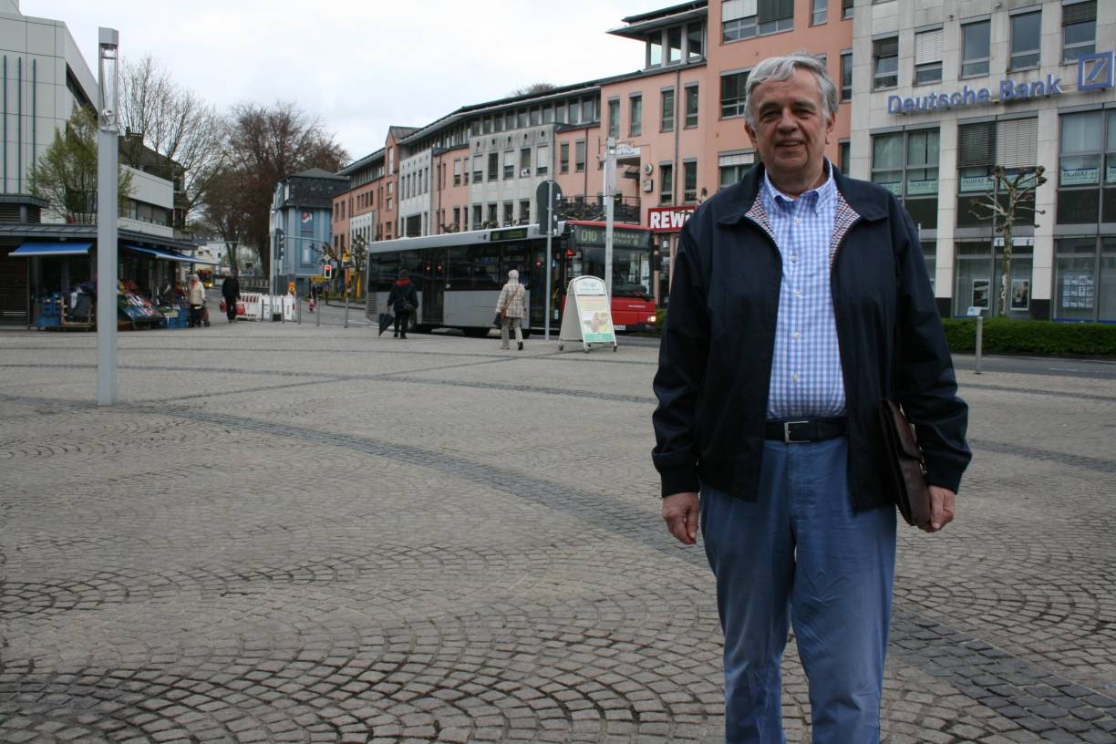  Dr. Helmut Peick steht auf einem verwaisten Jubiläumsplatz. Der pensionierte Ökonom sagt: „Über die Tragweite der Sperrung waren sich Rat und Verwaltung offensichtlich nicht im Klaren.“ 