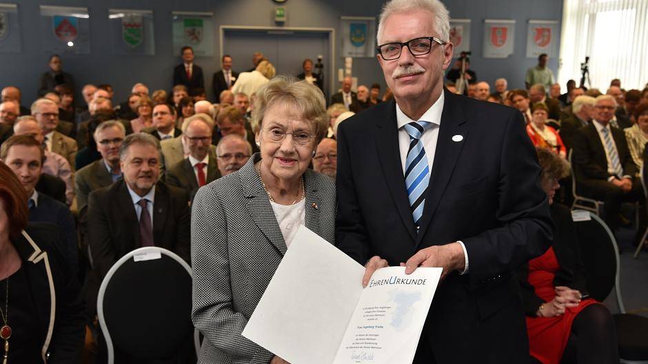 Der Landrat ehrte die Ehrenbürgermeisterin Ingeborg...