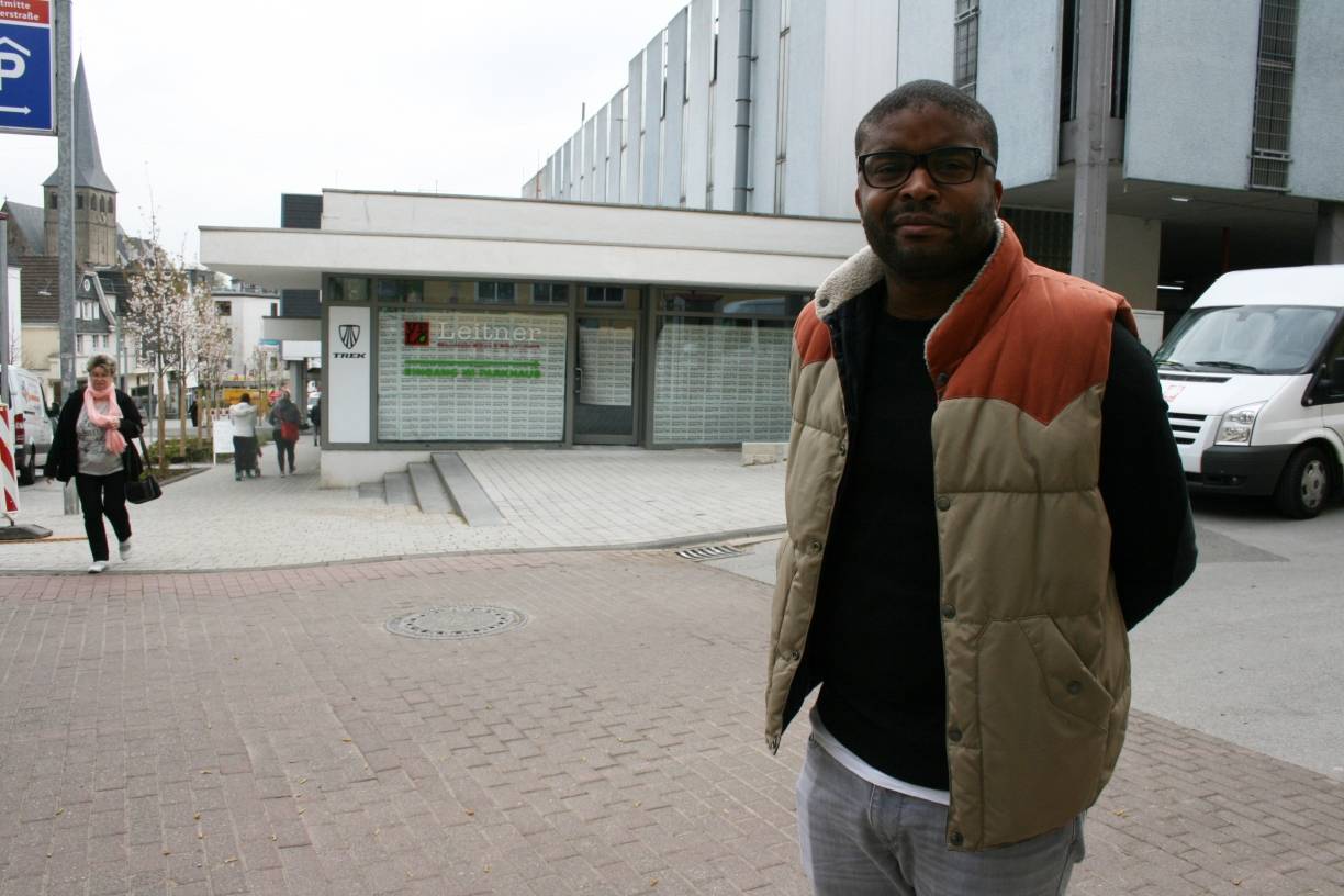  Der Mettmanner Claudio Salvador vor dem Ladenlokal, in dem er in Kürze das neue Sportstudio eröffnen wird. 