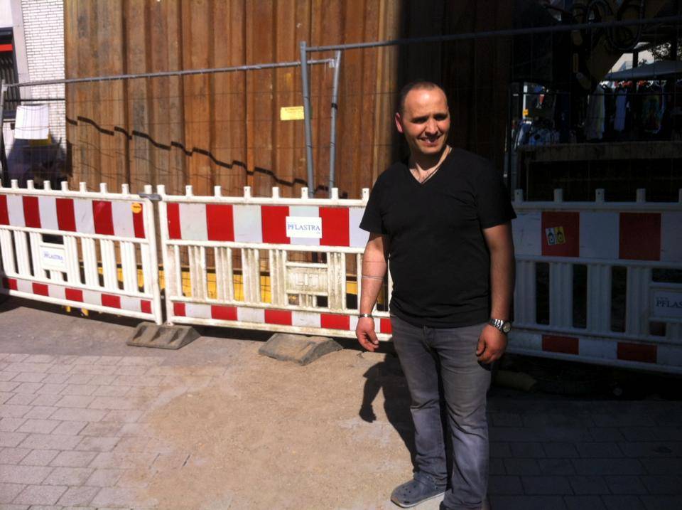  Ugur Baydar vor „der eisernen Mauer“. 