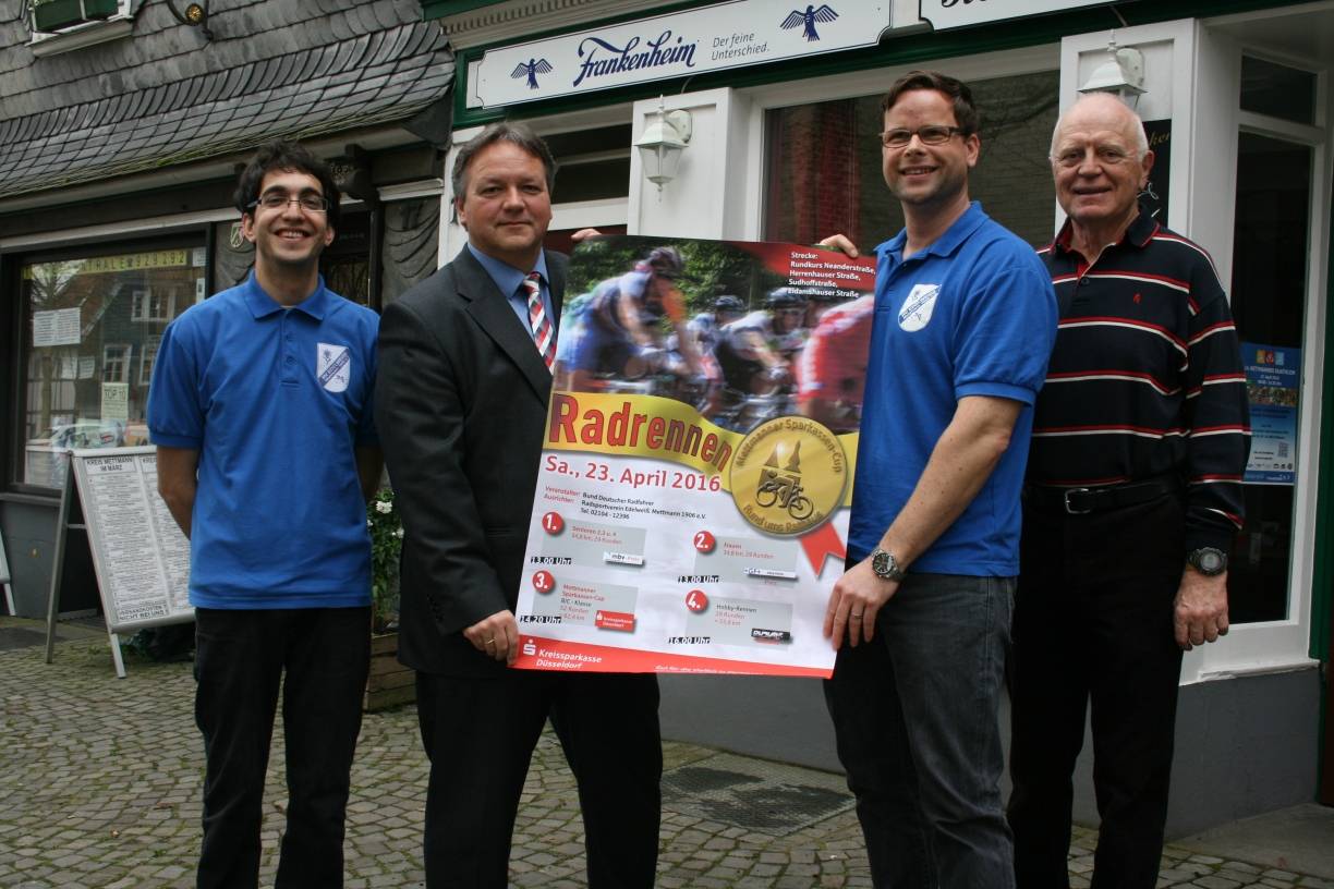  Edelweiss-Pressesprecher Omid Mirabzadeh, Sparkassenchef und damit Vertreter des Hauptsponsors Thomas Döring, 2. Vorsitzender des RV Edelweiss Christian Milde und der Ehrenvorsitzende Manfred Brunzel freuen sich auf die Rennen am Samstag. 