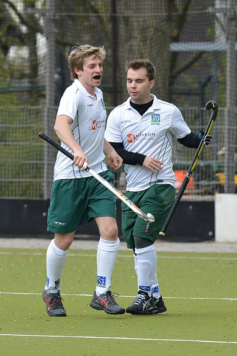  Neuzugang Marius Bartusch freut sich gemeinsam mit Tim Clausen über sein erstes Tor für den MTHC. 