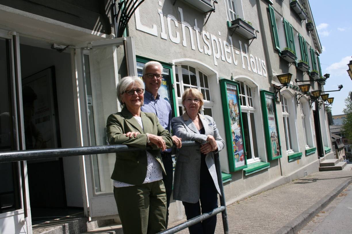  Gabriele Rosslenbroich und Margarete Papenhoff übergeben "ihr" Kino an Thomas Rüttgers. 