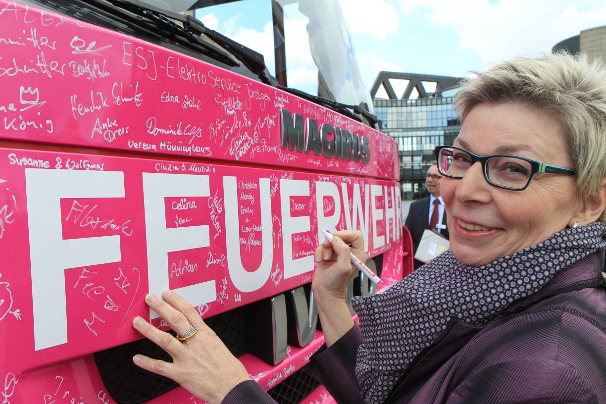 Pinkes Feuerwehrfahrzeug macht Station am Landtag NRW