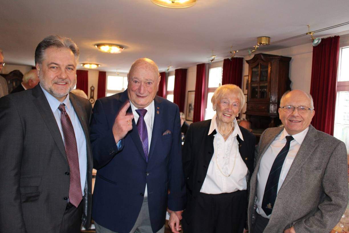  Bürgermeister Thomas Dinkelmann, Jubilar Hemut Kreil mit Ehefrau Käte und der Vorsitzende der Aulen, Friedel Liesenkloß. 