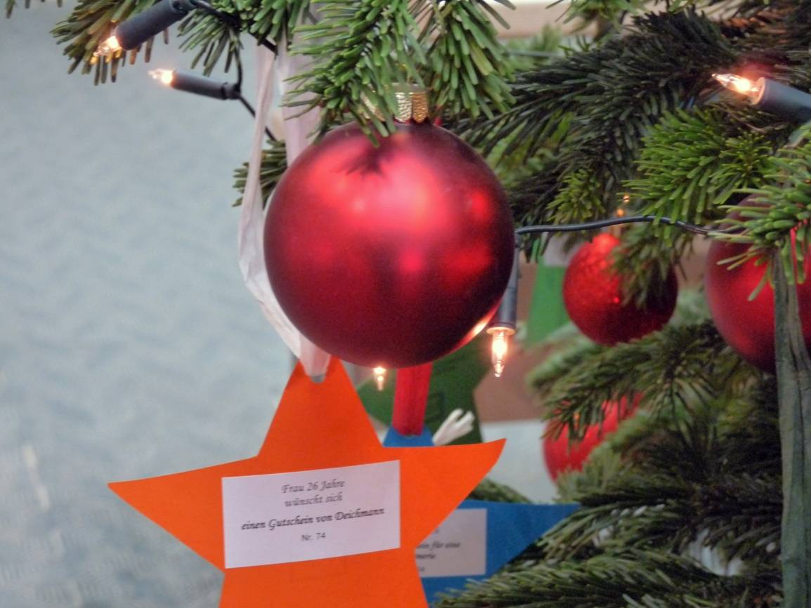  Die Wunschzettel werden auch in diesem Jahr - wie hier an einem etwas kleineren Baum - am Kreissparkassen-Wunschbaum befestigt. 