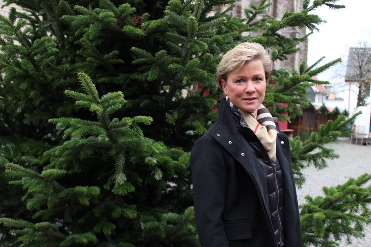  Solveig Clausen vor einer der tollen Tannen, noch ist der Baum ungeschmückt... 