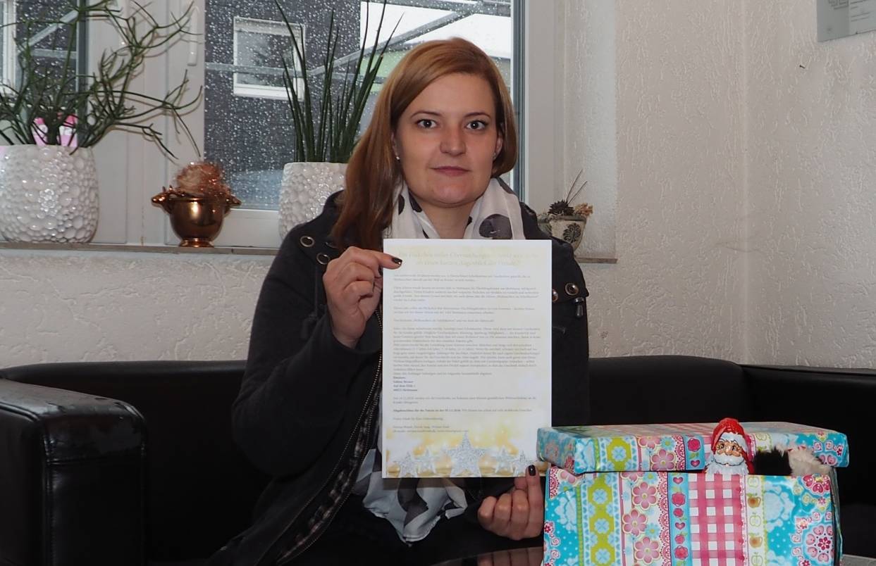  Das erste Päckchen in unserer Redaktion ist schon fast fertig gepackt. Fehlt nur noch etwas Süßes...Miriam Kaul wirbt für die Aktion „Weihnachten im Schuhkarton“. 
