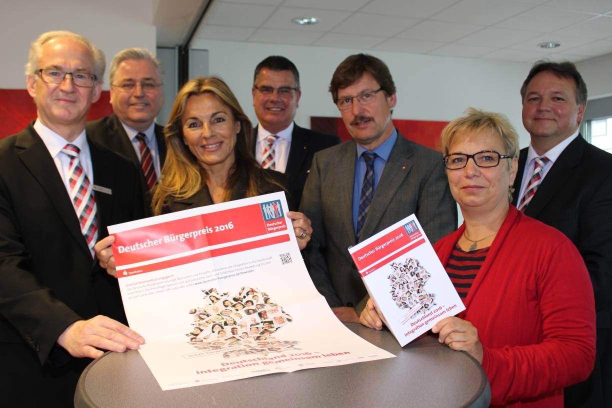  Auf dem Foto sind zu sehen (v.l.n.r.):Wolfgang Soldin, Hans Werner Fritze (Filialdirektor in Wülfrath der Kreissparkasse Düsseldorf) Michaela Noll MdB, Ulrich Hamacher (Filialdirektor in Heiligenhaus der Kreissparkasse Düsseldorf), Michael Esser (Vorstandsvorsitzender des Caritasverbands im Kreis Mettmann), Ursula Hacket (Stellv. Abteilungsleiterin Fachdienst für Integration und Migration), Thomas Döring (Filialdirektor in Mettmann der Kreissparkasse Düsseldorf). 