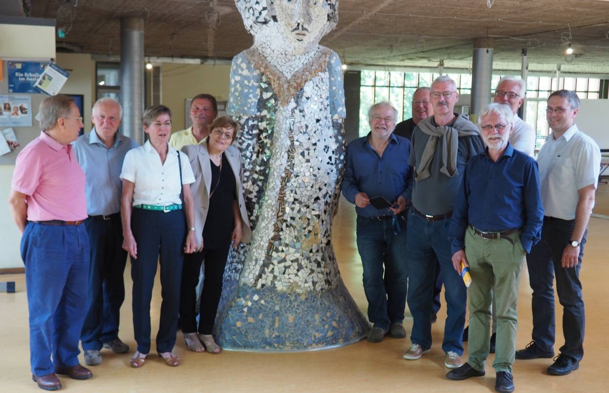 Neun Ehemalige des Abi-Jahrgangs 1966 zu Besuch im KHG