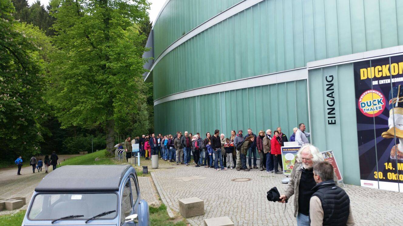 Rund 3.000 Enten-Fans zum Start der „DUCKOMENTA“