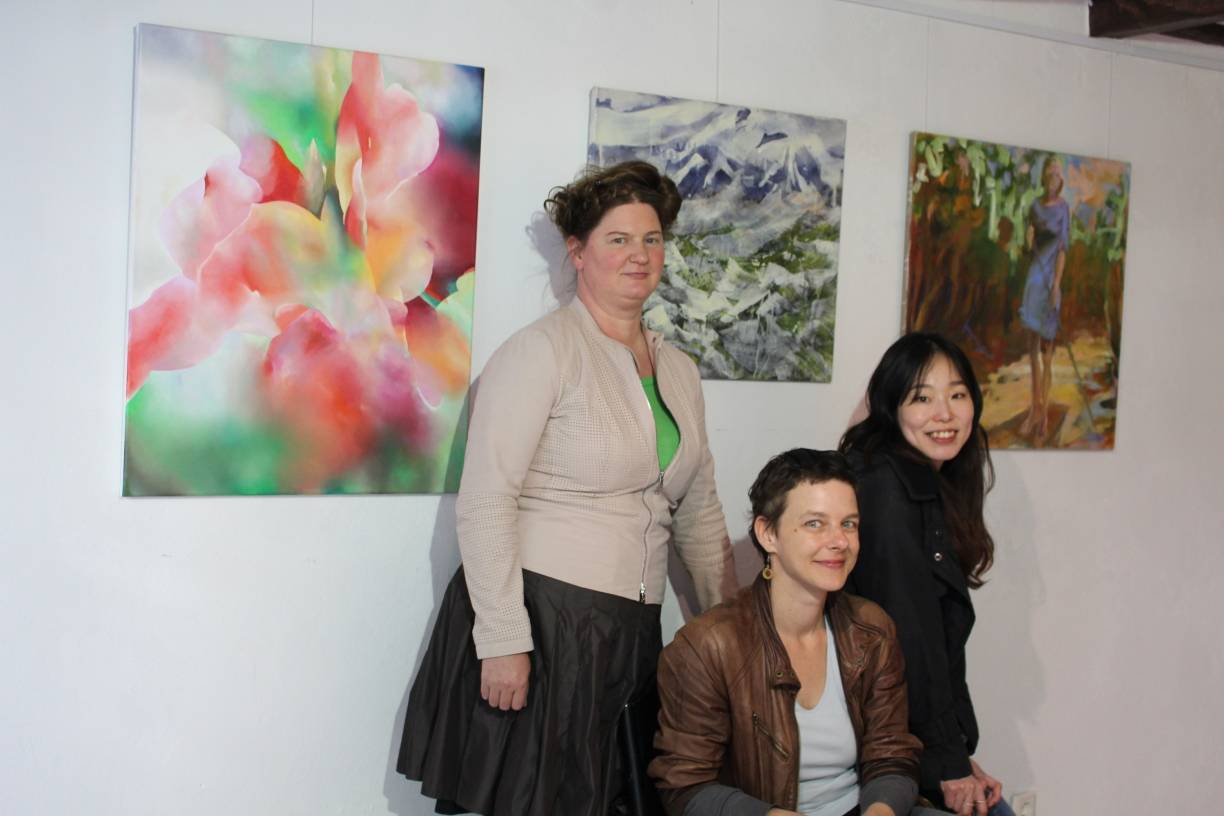  Die ausstellenden Künstlerinnen Rhea Standke, Anja Koal und Koni Lee. 