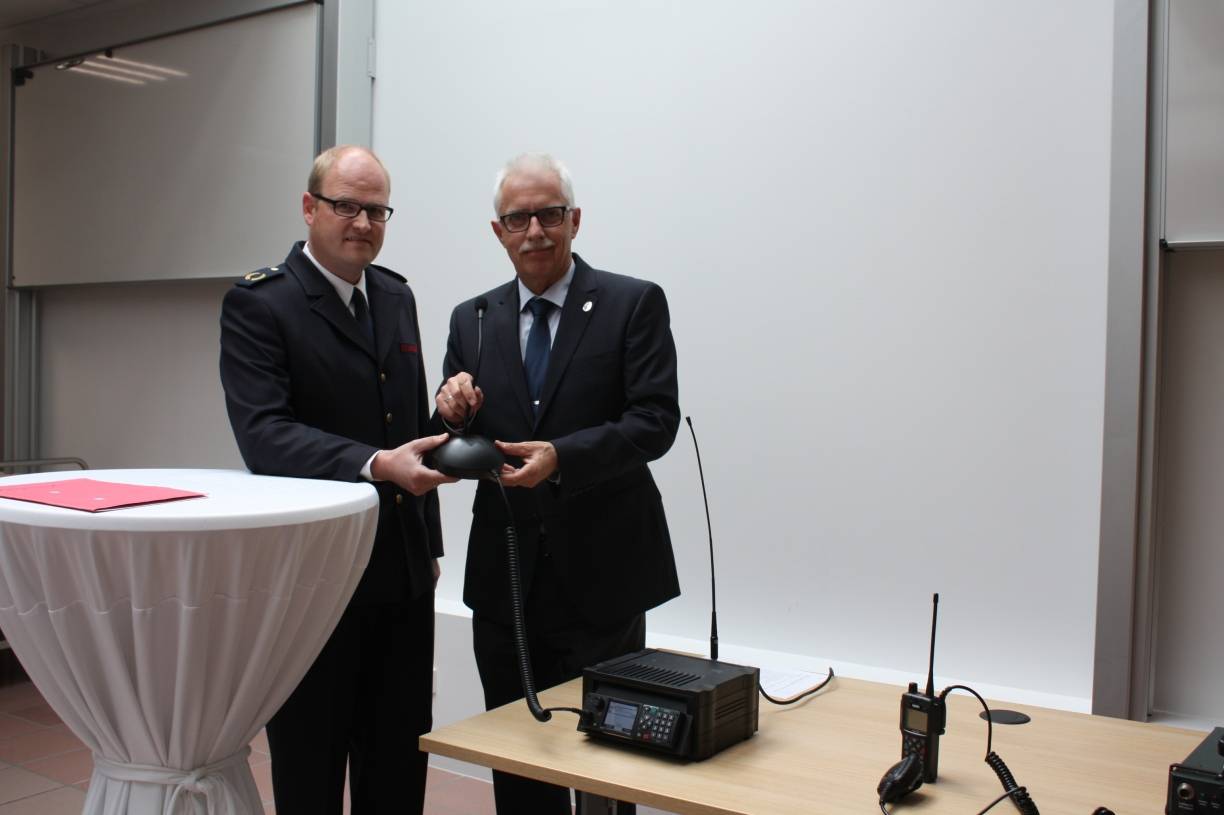  Der stellvertretende Kreisbrandmeister Mirko Braunheim und Landrat Thomas Hendele nehmen den Digitalfunk in Betrieb. 