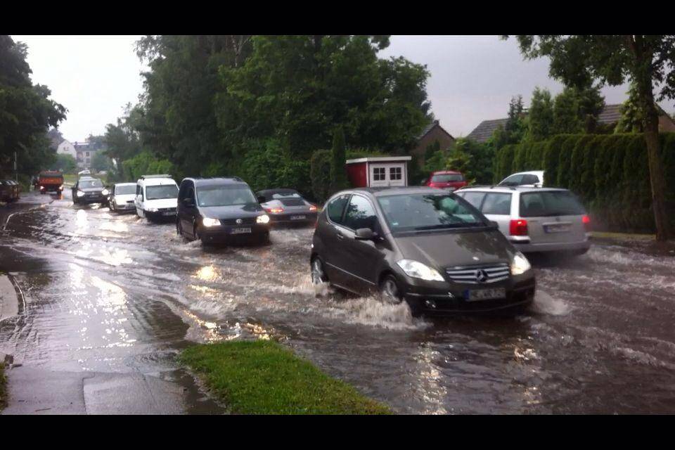  In Metzkausen setzten die Wassermassen ganze Straßen unter Wasser. 