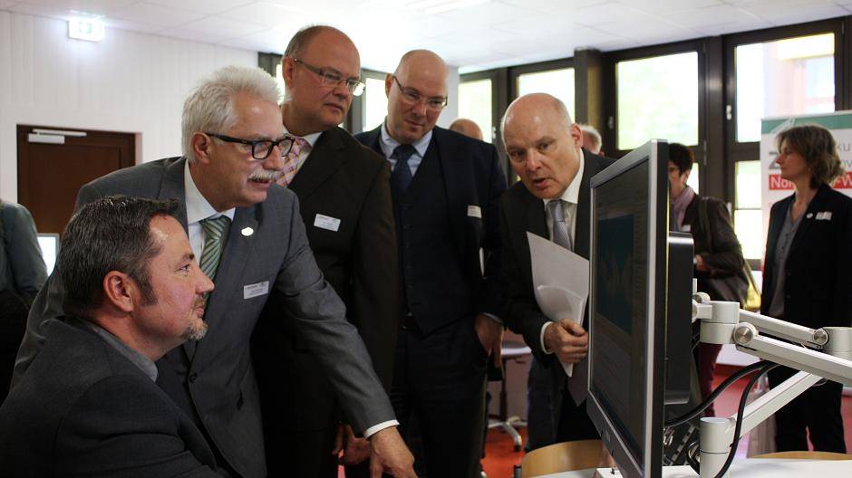Christian Hoppe, Kursleiter Technische Informatik, führt Landrat Thomas Hendele, dem...
