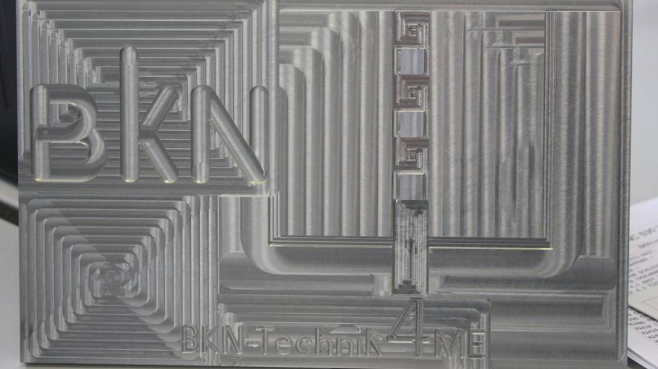Dieses Motiv mit dem verkündeten Namen des Schülerlabors hat die CNC-Maschine aus...