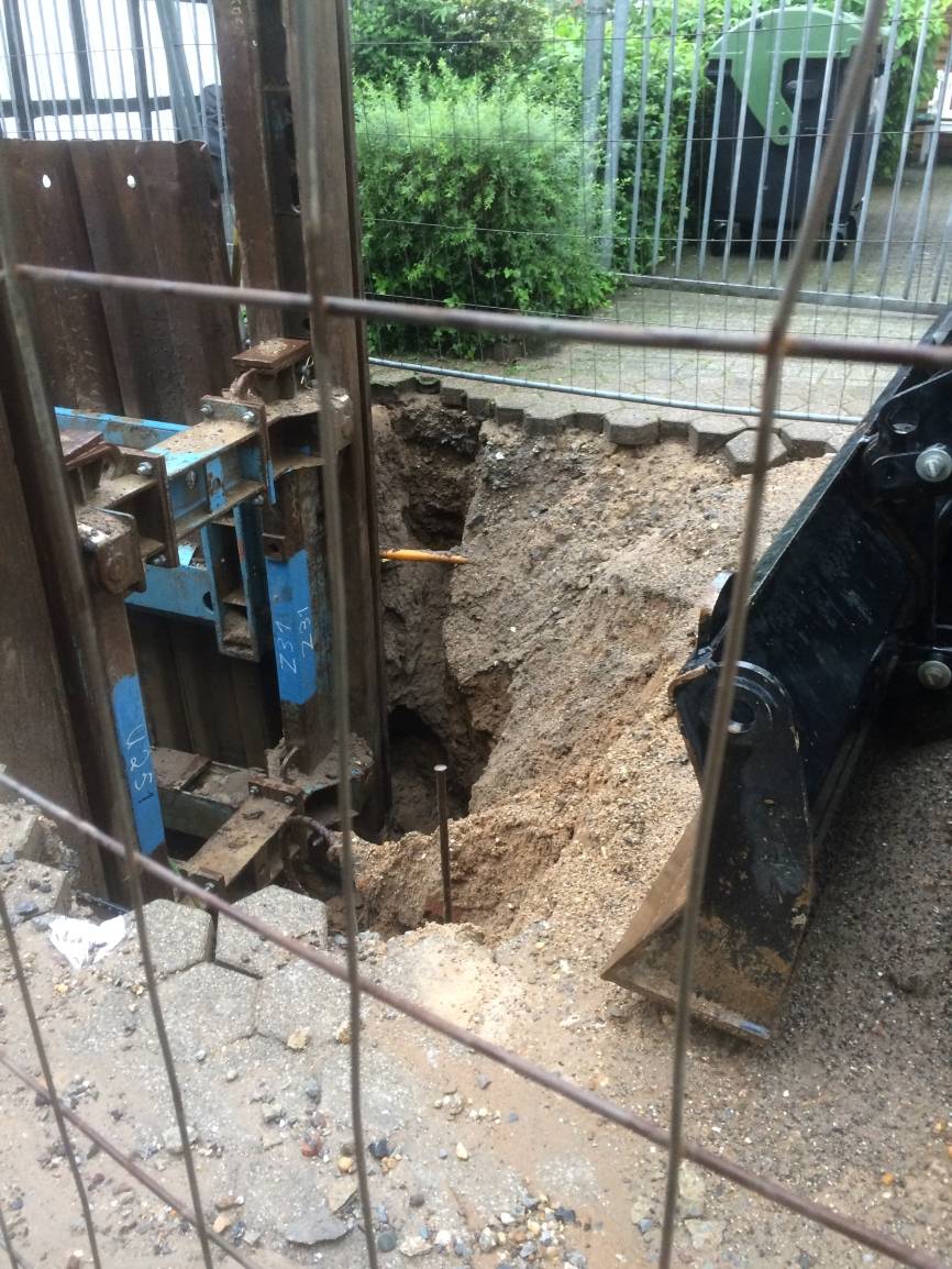  In der Mettmanner Innenstadt wurde innerhalb der Baustelle ein Spundwandverbau unterspült. 