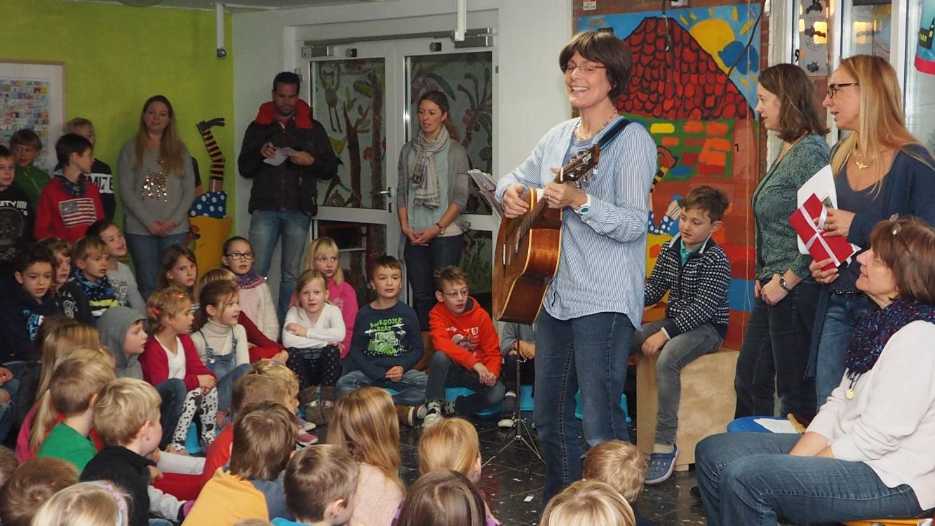  Anke Wiegard-Klein spielte die Gitarre, Schulleiterin Anja Schlösser-Schnelting und Sigrid Ehrhard aus dem Vorstand des Martinverein Metzkausen halfen den Kindern stimmlich. 