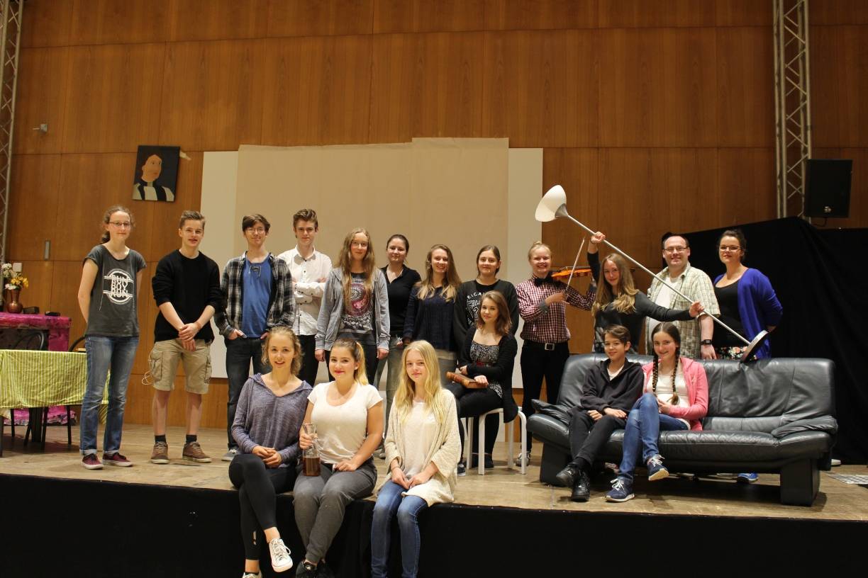  Das KHG-Theater-Ensemble auf der schuleigenen Aulabühne. 