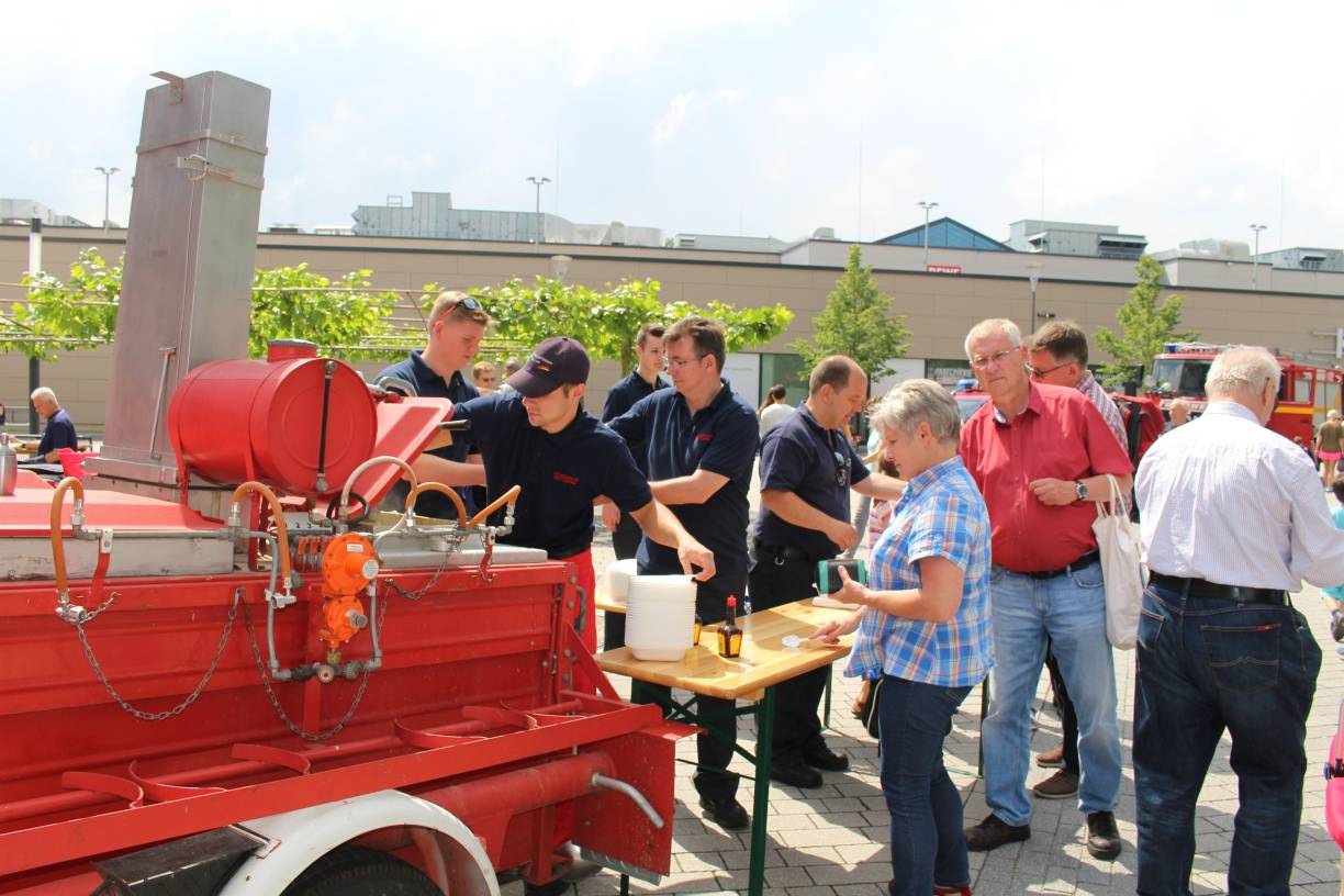  Großer Andrang an der Erbsensuppenkanone des Fördervereins der Feuerwehr Mettmann. 