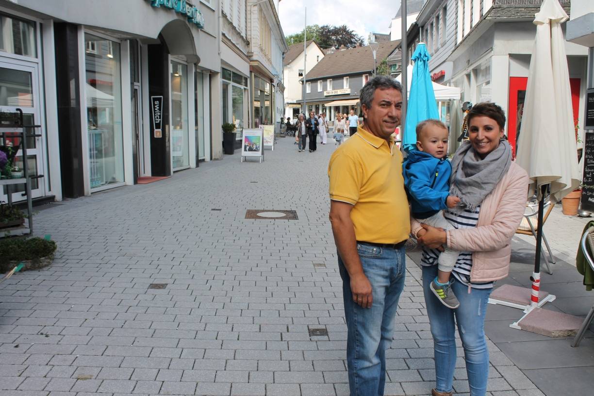  So ruhig kann die Freiheitstraße auch mal sein: Tiziana Nicoli, ihr Vater Antonio und ihr Sohn Matteo.  
