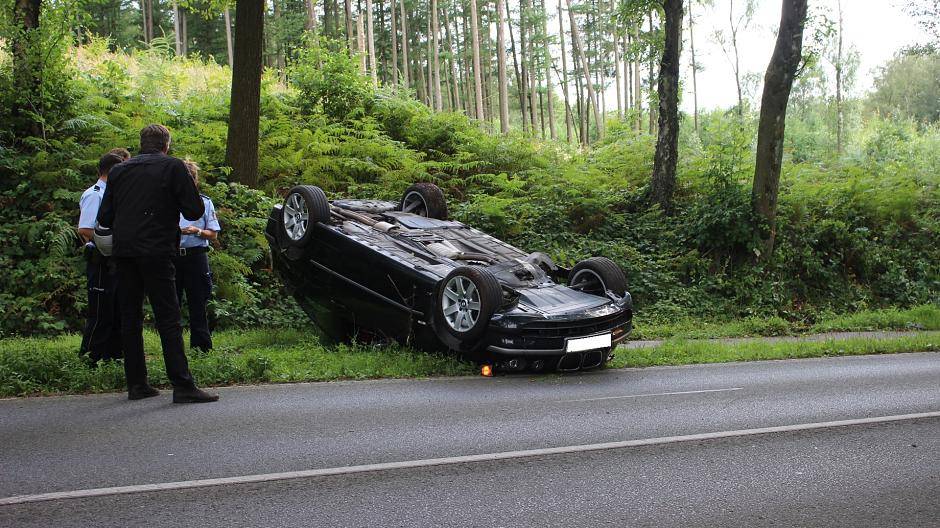 PKW überschlägt sich