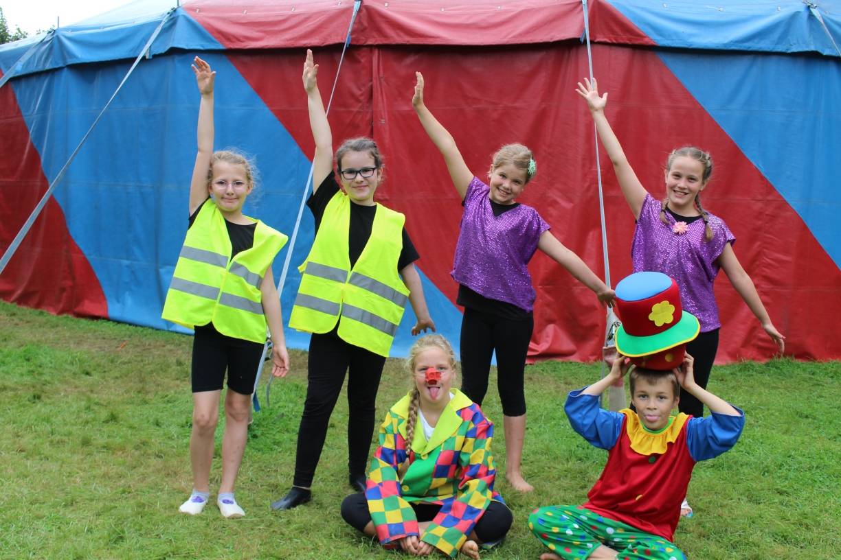  So sehen echte Zirkuskinder aus: Melina, Antonia, Linda, Miriam, Robin und Celine freuen sich auf eine tolle Vorstellung im großen Zirkuszelt. 
