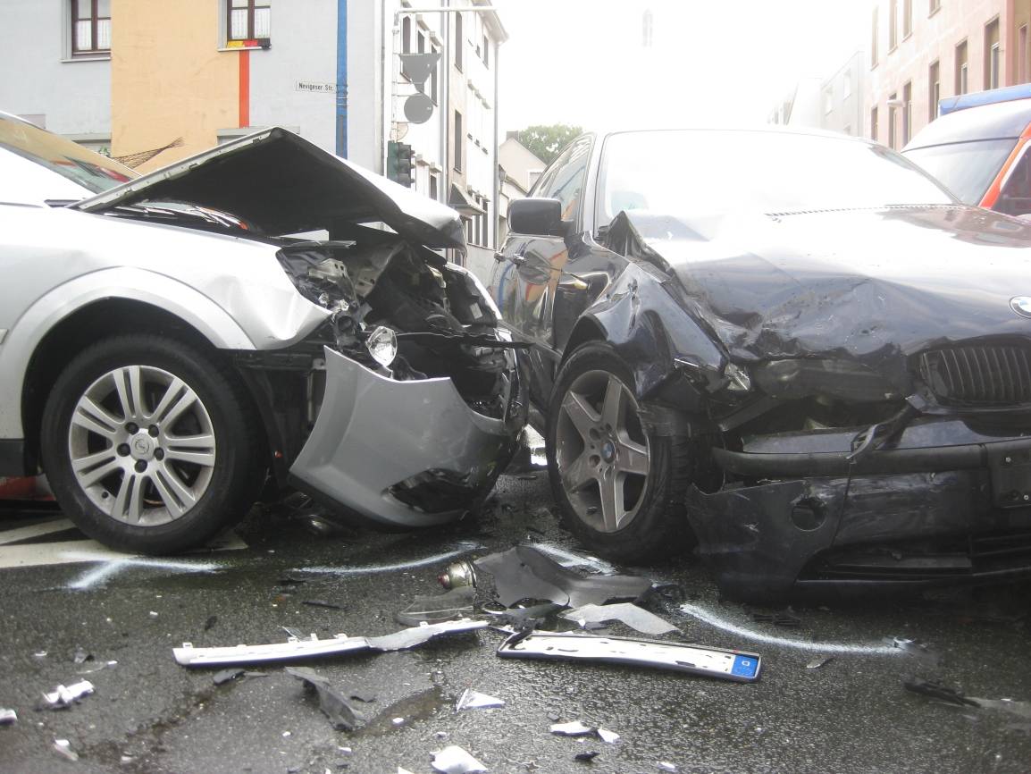 Schwerer Verkehrsunfall im Kreuzungsbereich