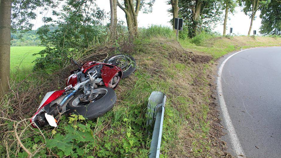 Kradfahrer bei Alleinunfall schwer verletzt