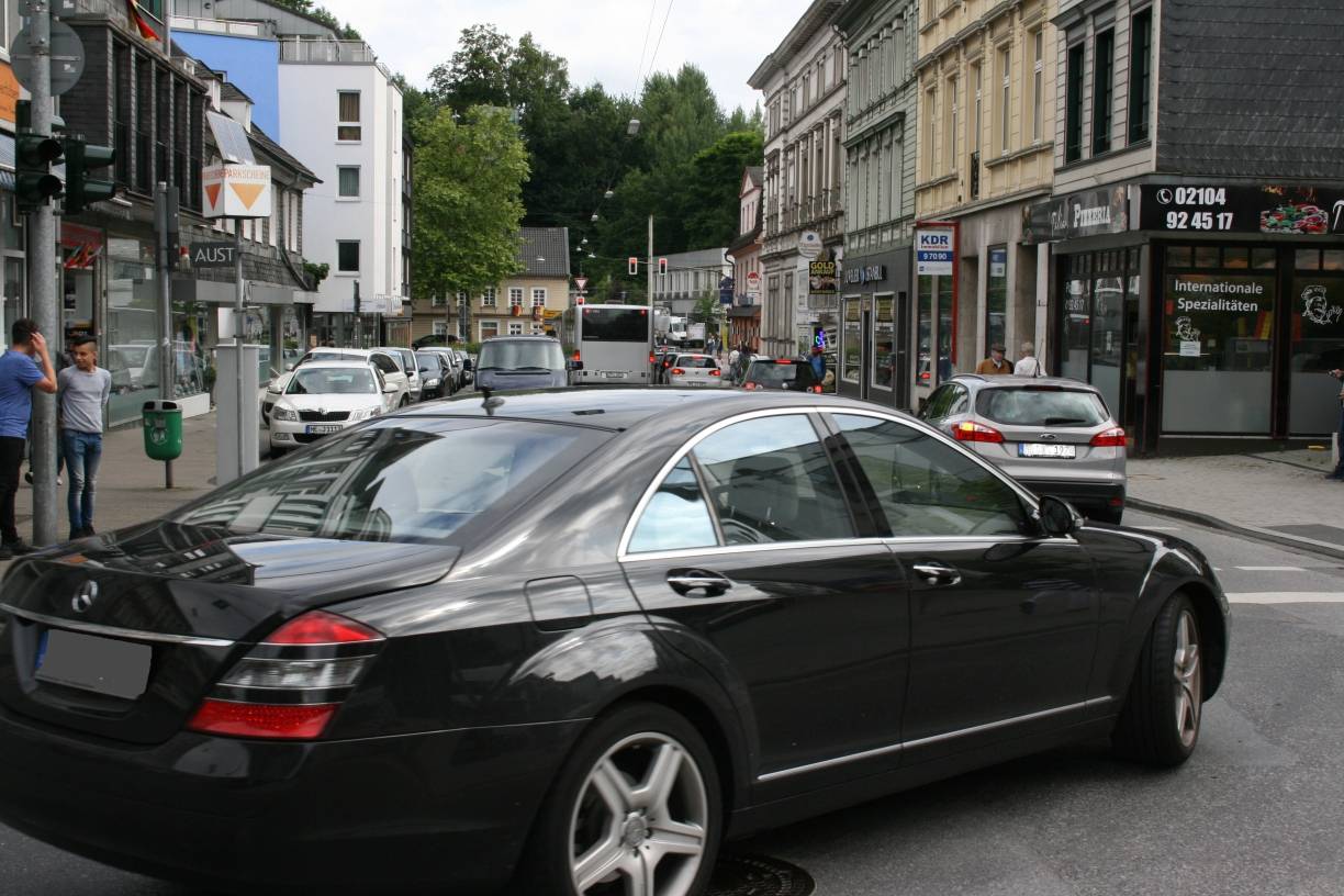  ie Blechlawine wälzt sich täglich durch Mettmann wie hier an der Breite Straße/Ecke Johannes-Flintrop-Straße. 